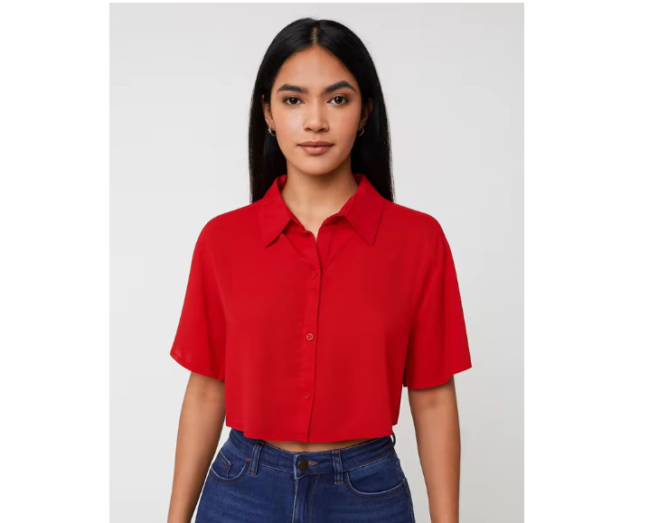 Camisa crop roja de manga corta con botones y cuello clásico