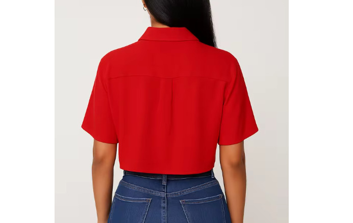 Camisa crop roja de manga corta con botones y cuello clásico
