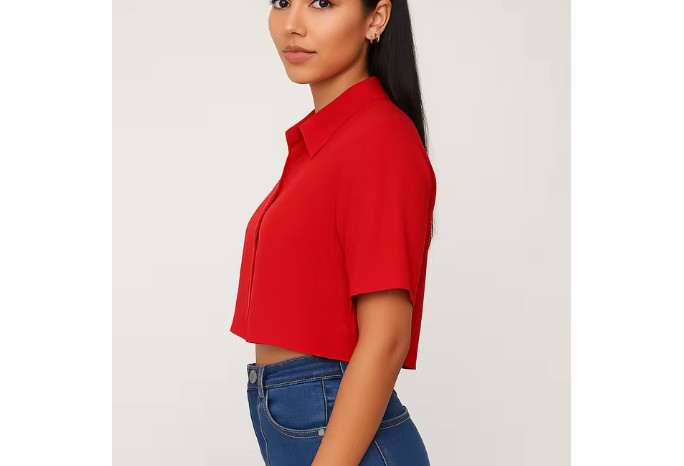 Camisa crop roja de manga corta con botones y cuello clásico