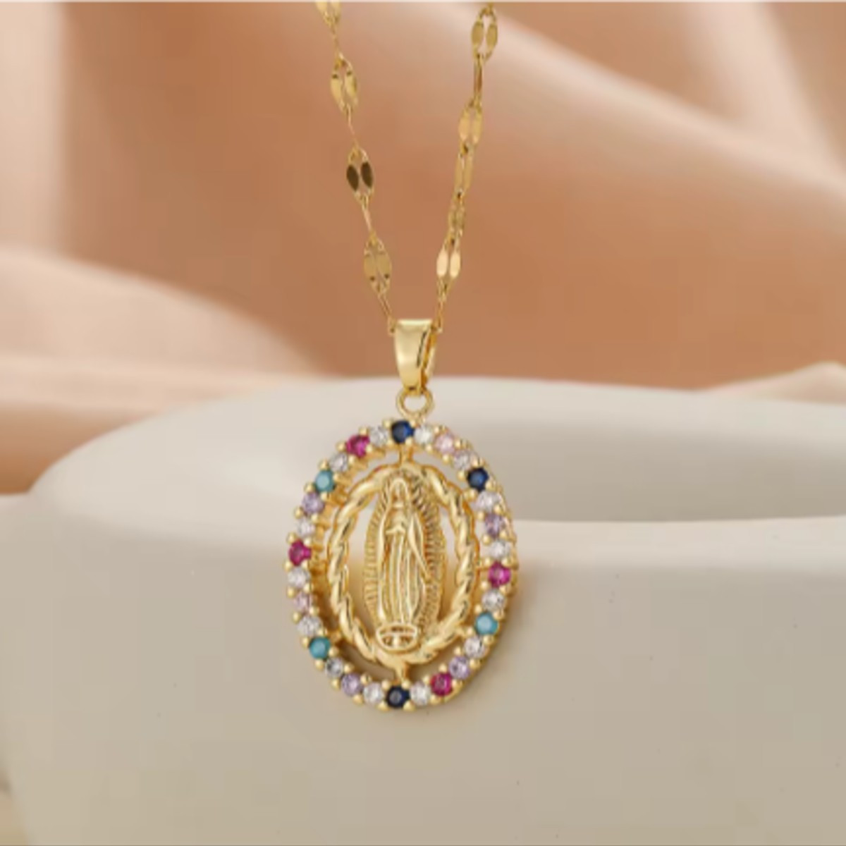 Nuevo diseño de collar de circón colorido personalizado, moderno, ligero, lujoso y versátil