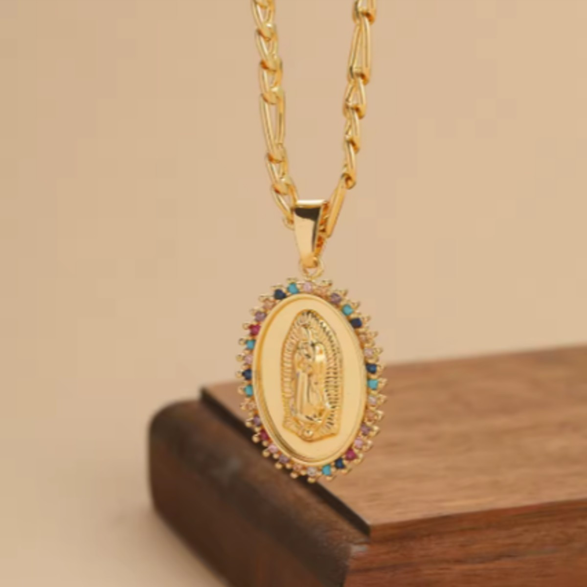 Nuevo diseño de collar de circón colorido personalizado, moderno, ligero, lujoso y versátil