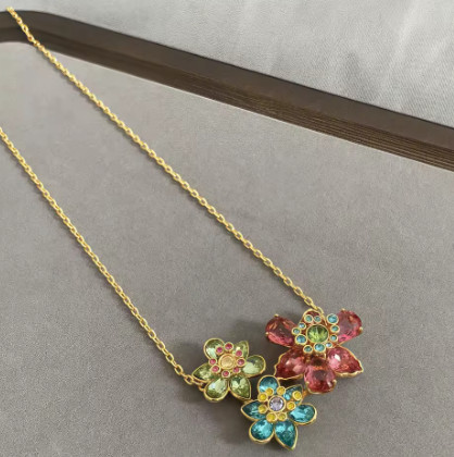 Nuevos collares para pulseras de flores para mujer, pendientes ligeros de lujo versátiles de alta gama, conjunto de joyería de diseño de nicho