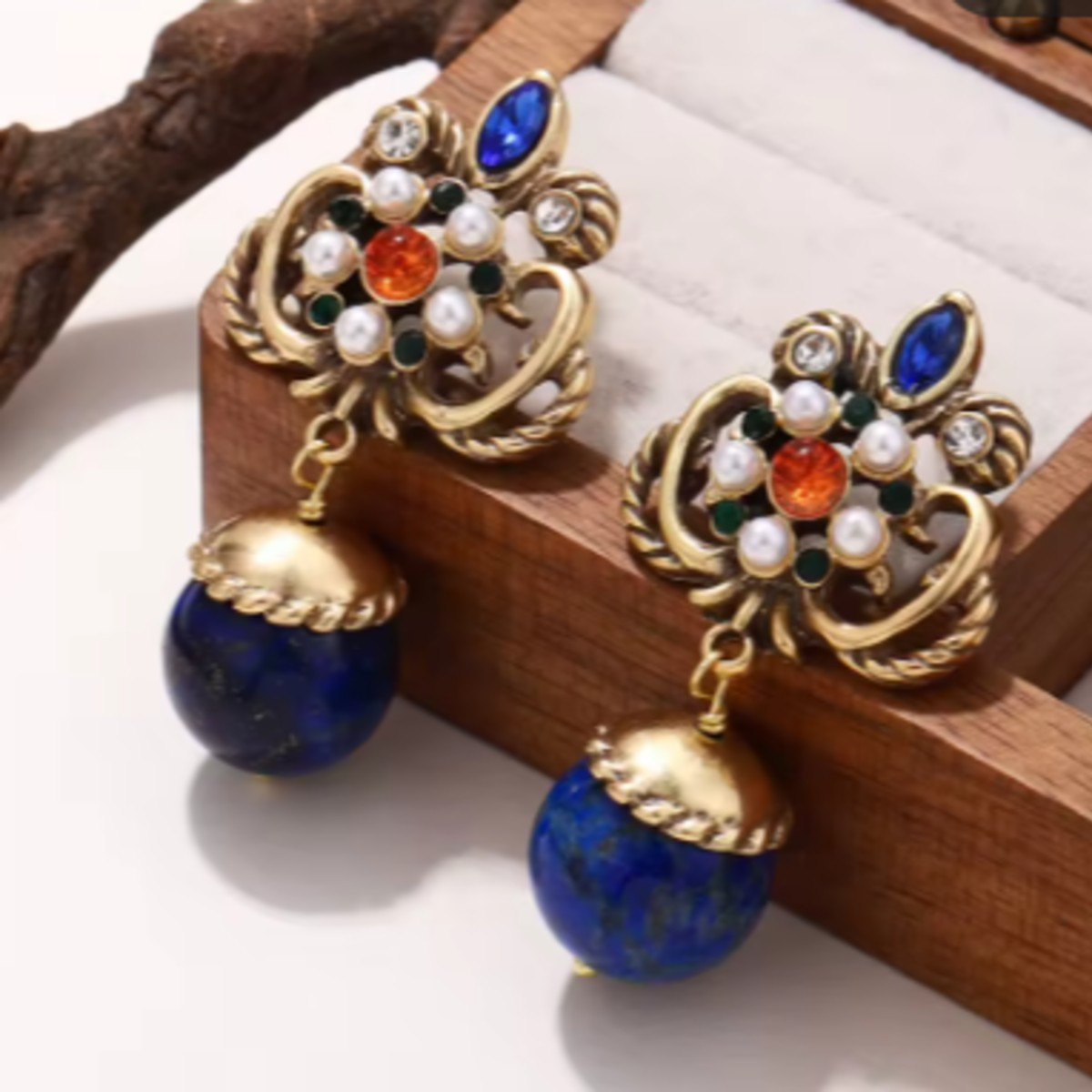 Pendientes colgantes de lapislázuli de inspiración vintage con detalles de perlas y cristales coloridos - Joyería bohemia en tono dorado