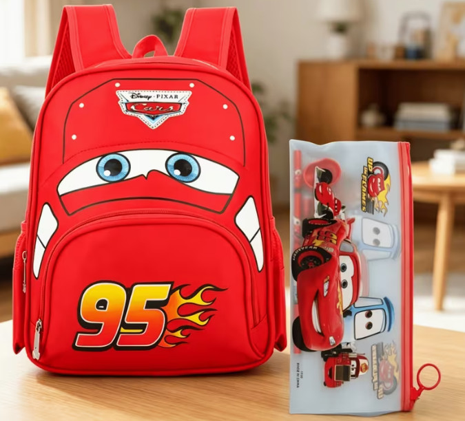 Estuche + mochila de McQueen. Una excelente opción para guardar bolígrafos y papelería. Adecuado para el desplazamiento diario y como regalo de festividades